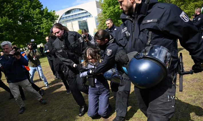 قمع  قوات الشرطة الألمانية للاعتصام التضامني في محيط البرلمان