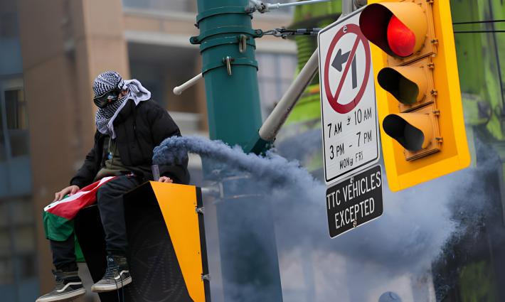 متظاهر داعم لفلسطين في وقفة احتجاجية للتنديد بمجازر غزة