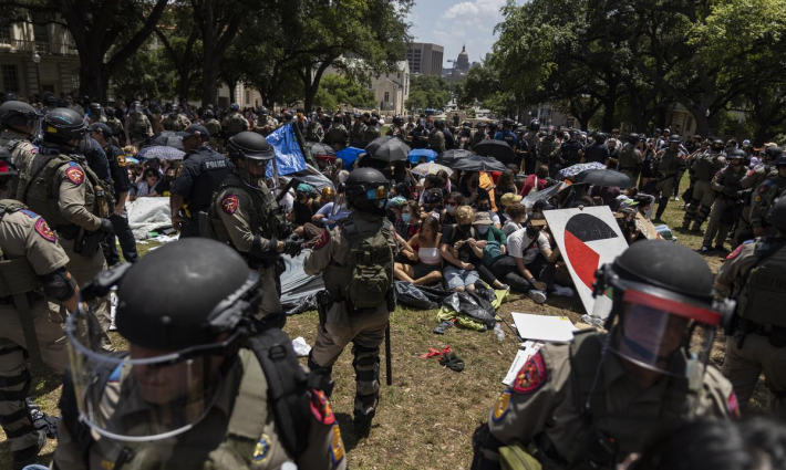 بالقمع والاعتقال..  “تكساس” تتصدر المشهد القاتم للحرية في الجامعات الأمريكية