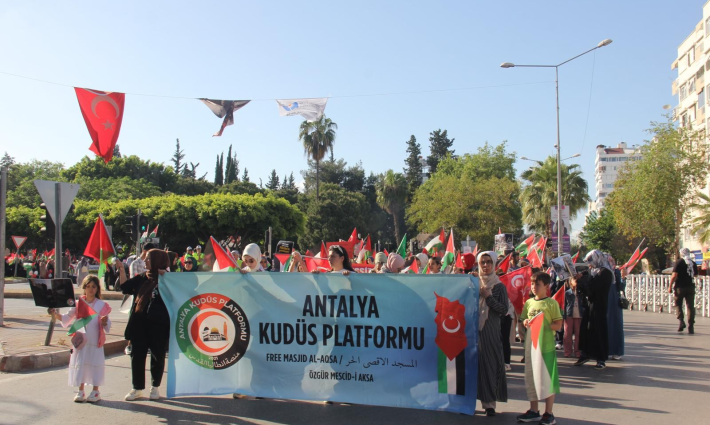 تظاهرة في أنطاليا رفضًا للحرب