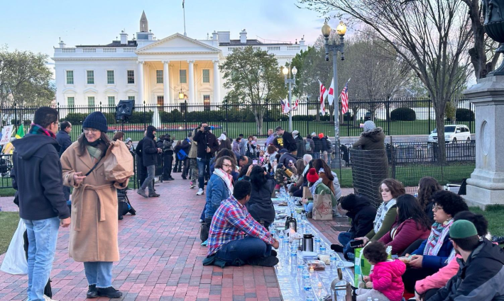 تنظيم إفطار احتجاجي أمام البيت الأبيض