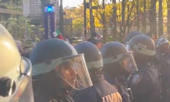 حصار الطلاب من قبل الشرطة الأمريكية