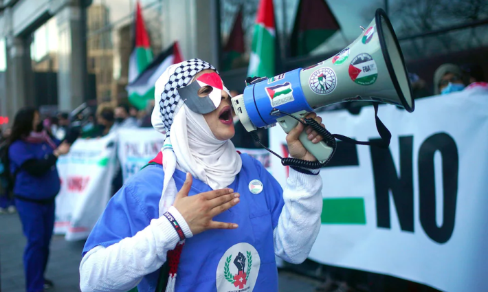 نشطاء طبيون يغلقون مقر هيئة الخدمات الصحية