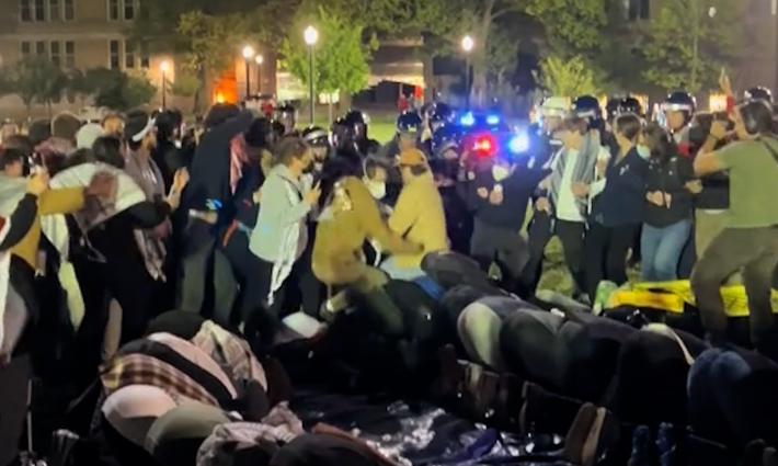 تشكيل الطلاب سلسلة بشرية لحماية المصلين من القمع