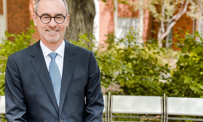 بيل فلاناغان - رئيس جامعة ألبرتا الكندية