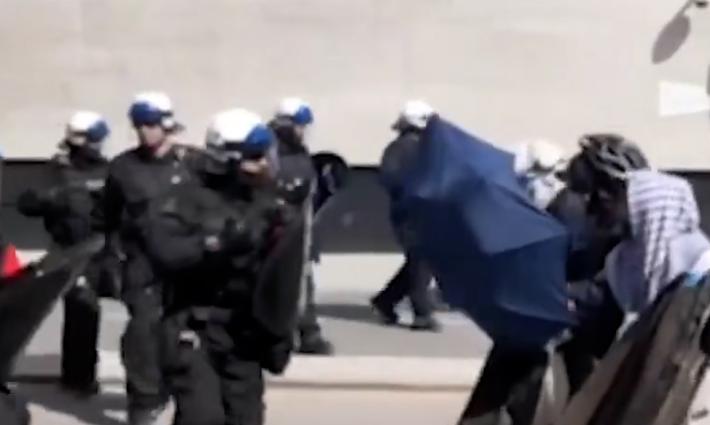 قمع الشرطة للمتظاهرين في مونتريال