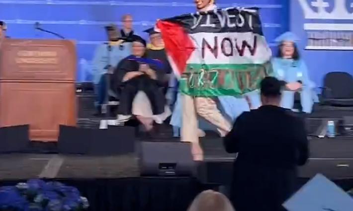 رفع علم فلسطين على منصة التخرج في جامعة كولومبيا