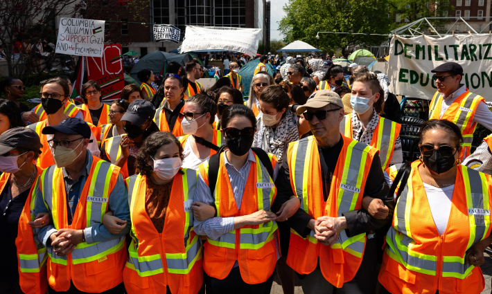 تكاتف هيئة التدريس لحماية الطلاب من الاعتقال