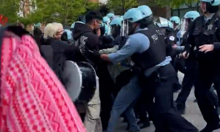 قمع الشرطة الأمريكية للطلاب في جامعة ديبول