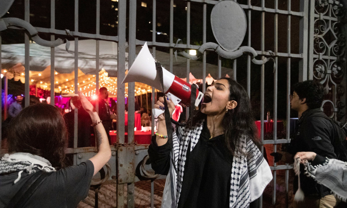 والشرطة تترصدهم..  طلاب بنسلفانيا وشيكاغو يحاولون إعادة احتلال مباني جامعية