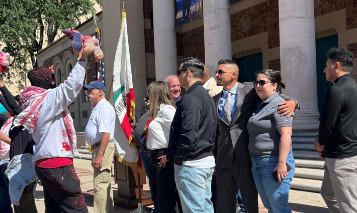 نُشطاء يُعطلون يوم الذكرى المجتمعي في سكرامنتو