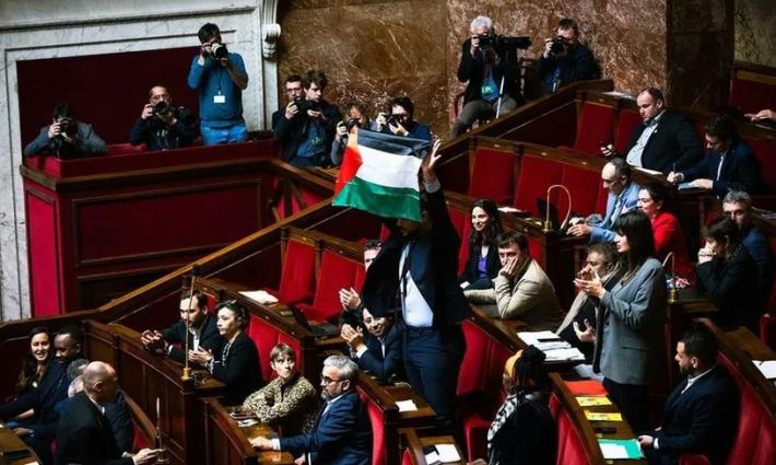 النائب اليساري، سيباستيان ديلوجو