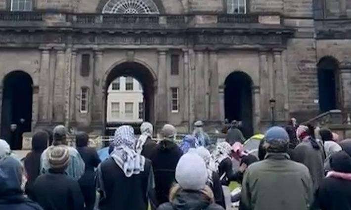 سيطرة طلاب جامعة أدنبرة الاسكتلندية على المبنى القديم داخل الحرم الجامعي