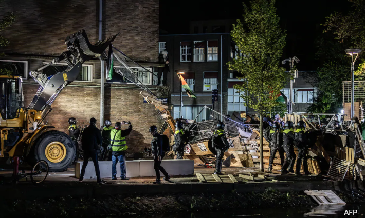 استخدام قوات الأمن الهولندية الجرافات لتدمير مخيم الاعتصام الطلابي