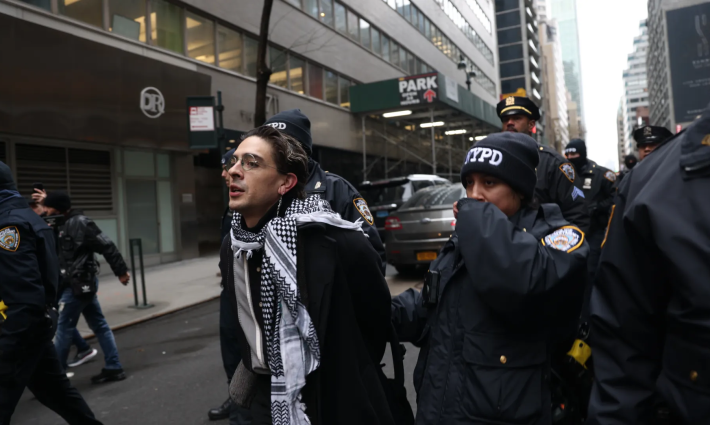 اعتقال ناشط خلال مظاهرة داعمة لفلسطين