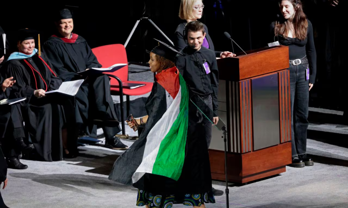 حمل علم فلسطين في حفل تخريج كلية إيمرسون