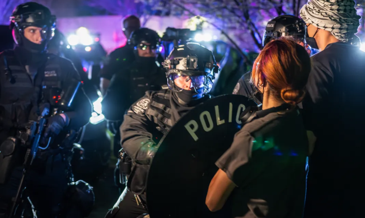 قمع الشرطة الأمريكية لطلاب جامعة كالجاري