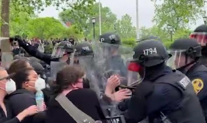 قمع الشرطة الأمريكية لطلاب  جامعة فرجينيا