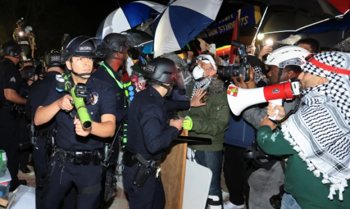 بعد ليلة عنيفة..  الشرطة تقتحم جامعة كاليفورنيا لفض الاعتصام المؤيد لفلسطين