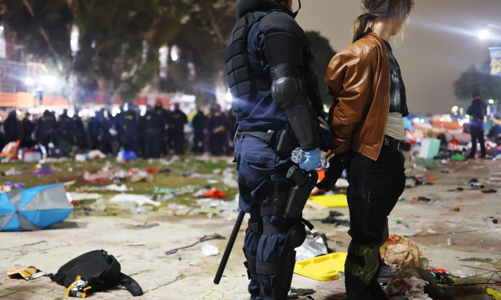 انتقام وقمع وتهديد..  طلاب أمريكا والسويد يواجهون نفاق مؤسساتهم