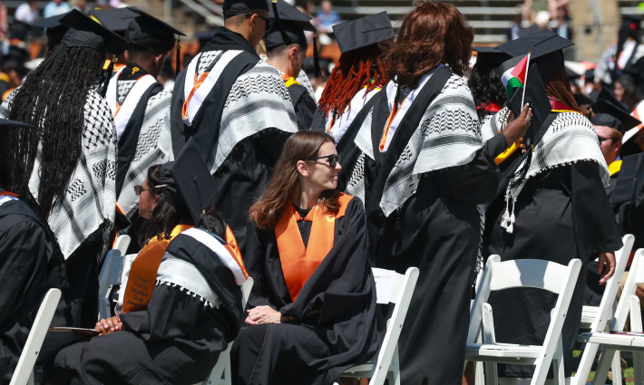 طلاب جامعة برينستون يديرون ظهورهم لرئيس الجامعة