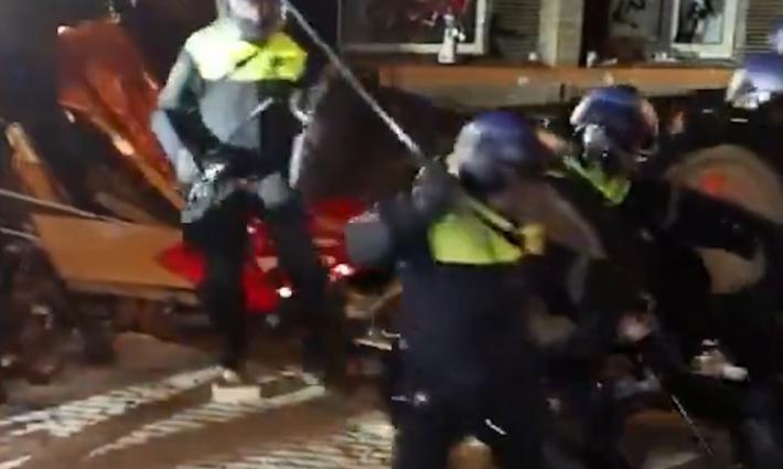 فض الشرطة الهولندية لمخيم الاعتصام الطلابي في جامعة أمستردام