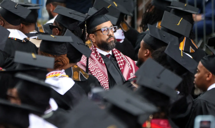 طالب يدير ظهره خلال كلمة بايدن أثناء حفل التخرج في جامعة مورهاوس