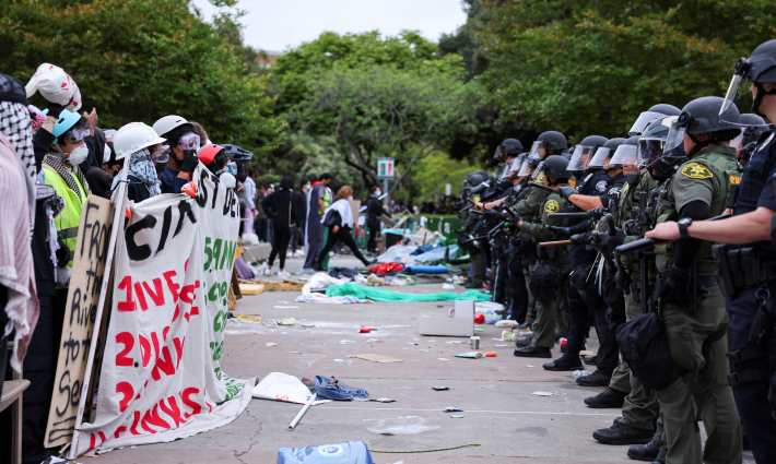 قمع الشرطة الأمريكية لطلاب الجامعات