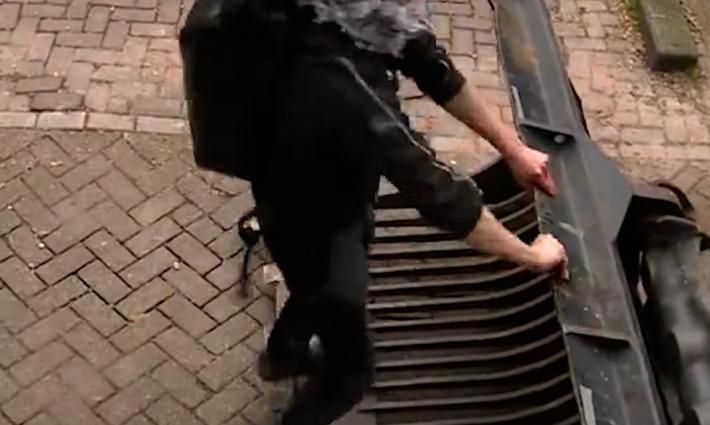 شاب يواجه جرافة لمنع هدم حاجز التضامن مع غزة في أمستردام