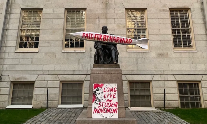 شعارات داعمة لفلسطين في جامعة هارفارد