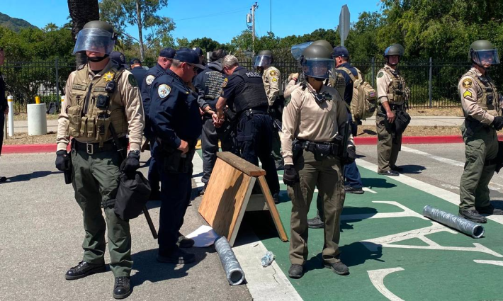 قمع واعتقال طلاب من مخيماتهم التضامنية