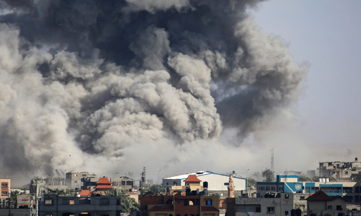 دخان متصاعد من أحد البيوت في قطاع غزة نتيجة القصف الإسرائيلي
