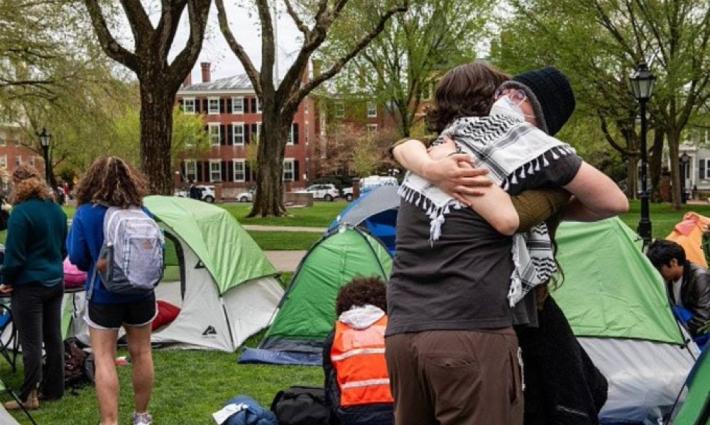 شهد حرم جامعة براون احتفالات طلابية بعد توصل المعتصمين إلى اتفاق مع إدارة الجامعة