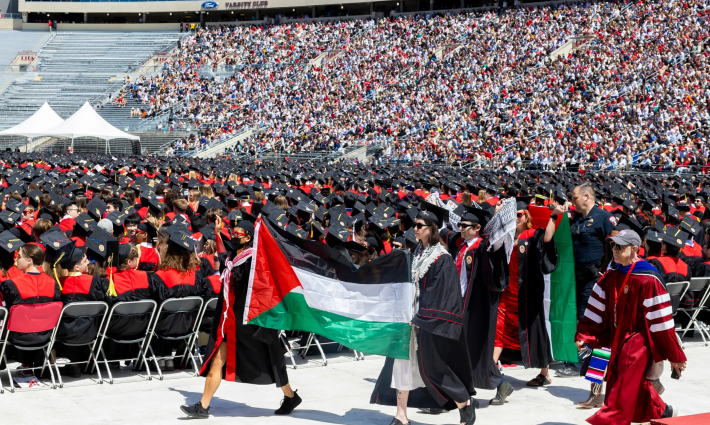 رغم القمع!..  طلاب أمريكا ينصرون فلسطين في احتفالات تخرجهم