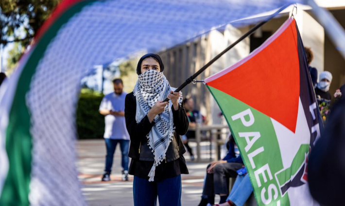 طالبة جامعية داعمة لفلسطين