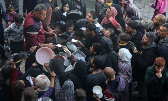 محاولة المواطنين في غزة للحصول على الطعام