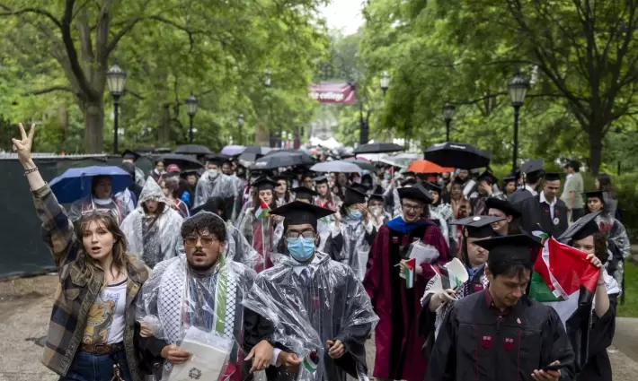 مسيرة لطلاب جامعة شيكاغو خلال حفل تخرجهم