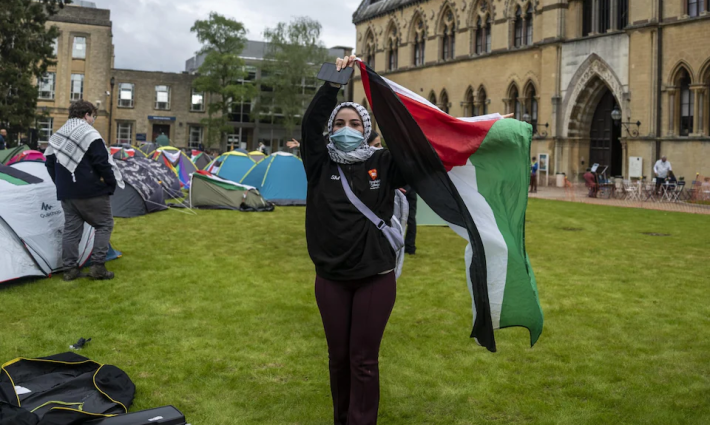 طالبة متضامنة مع فلسطين في مخيم جامعة أكسفورد