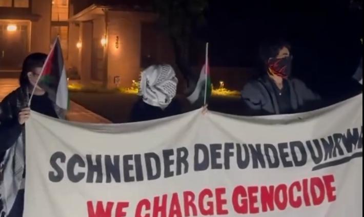 احتجاج أمام منزل النائب الأمريكي براد شنايدر