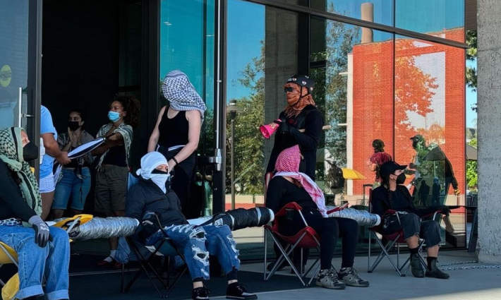 احتلال طلاب جامعة كاليفورنيا لمبنى خدمات الطلاب