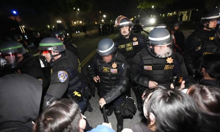 قمع الشرطة الأمريكية لطلاب جامعة كاليفورنيا