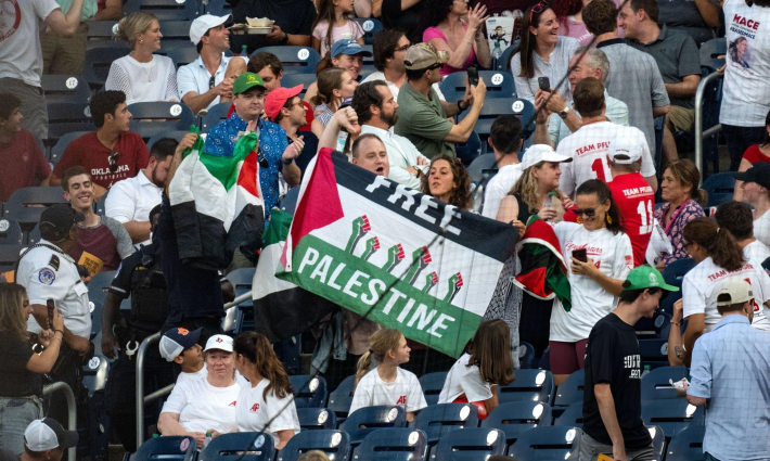 رفع علم فلسطين في مباراة “بيسبول الكونغرس” السنوية