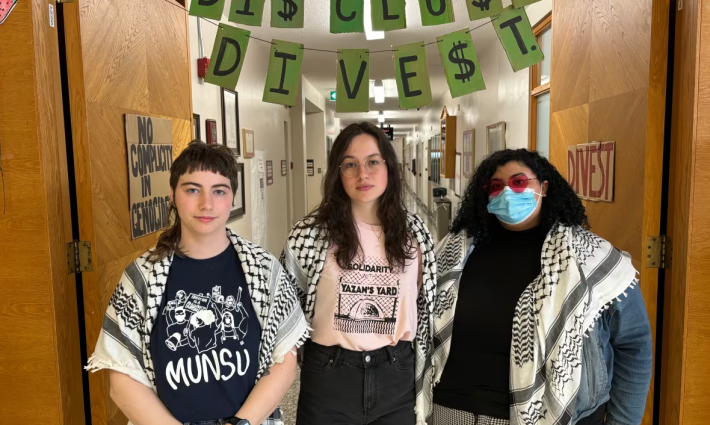 طلاب متضامنون مع فلسطين في مخيمهم الطلابي