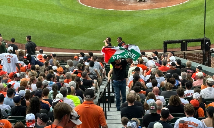 رفع علم فلسطين في مباراة نادي بالتيمور أوريولز