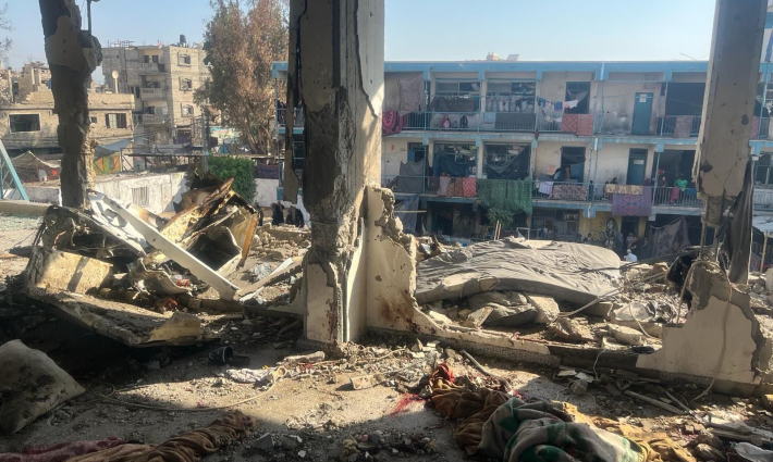 جزء كبير مدمر من مدرسة الأونروا