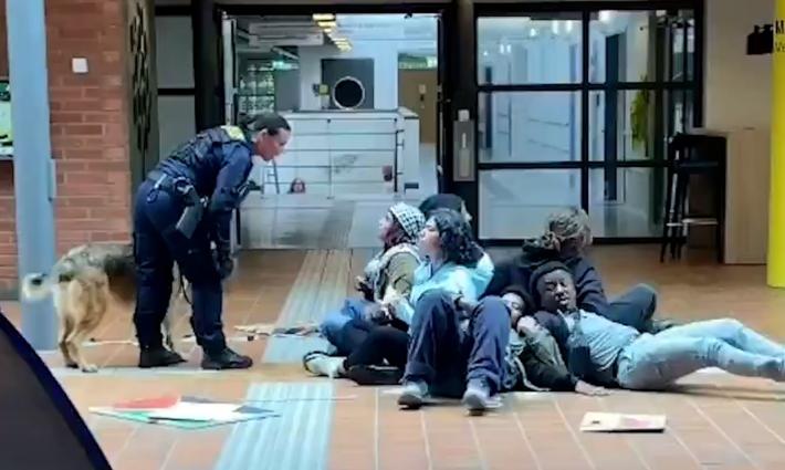 قمع الشرطة السويدية لطلاب الجامعة بالكلاب البوليسية