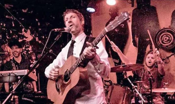 بيلي روان -  مغني بريطاني