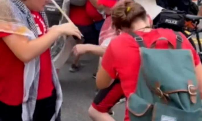 رش رذاذ الفلفل على المتظاهرين احتجاجًا على زيارة نتنياهو