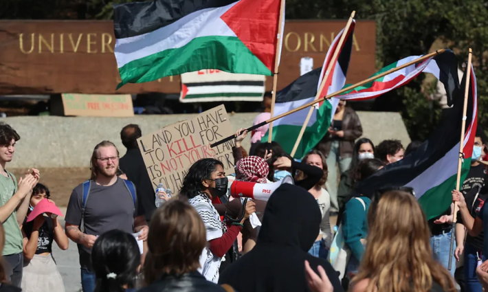 مخيم طلابي تضامني في جامعة كاليفورنيا