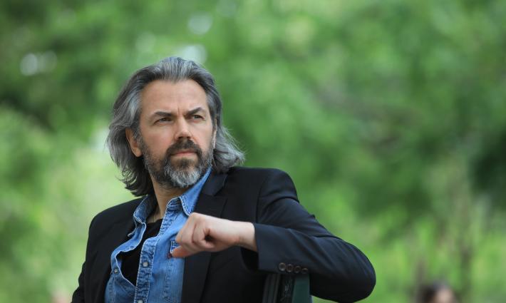 النائب الفرنسي إيمريك كارون